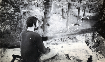 803920 Afbeelding van een aktievoerder tegen de aanleg van de Rijksweg 27 door het landgoed Amelisweerd tussen Utrecht ...